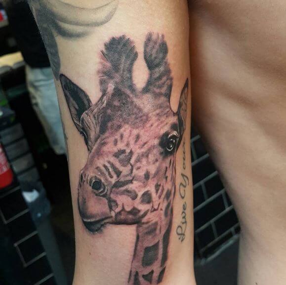 African Giraffe Tattoos Design On Hands