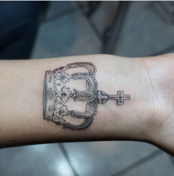 Simple King Tattoos Ideas For Men