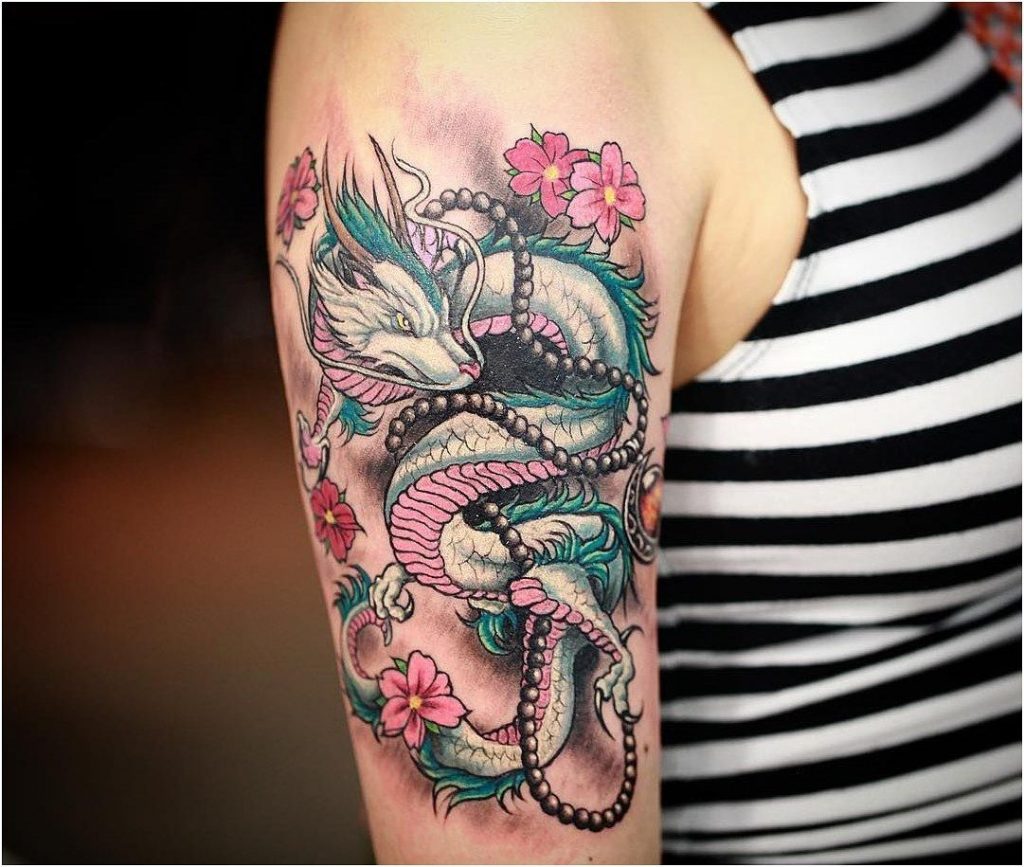 Цветной дракон с цветами тату
