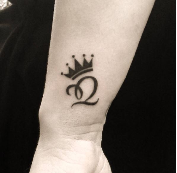Cool Queen Tattoos Design On Wrist