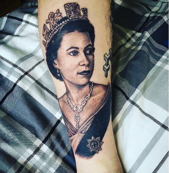 50+ Best Queen Tattoos for Women (2023) Crown, Spades, Heart
