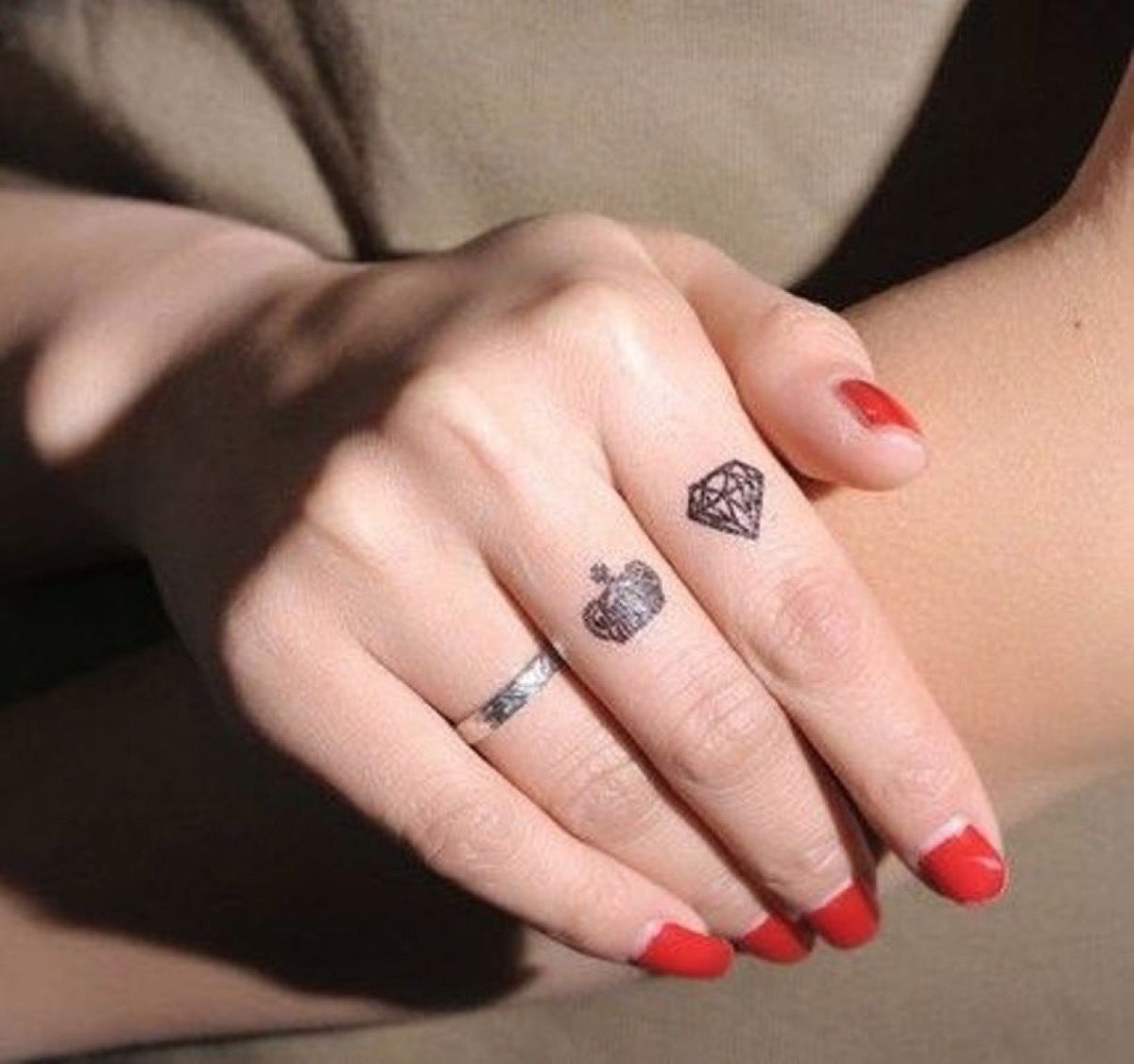 Girl Finger Tattoo Ideas (4)