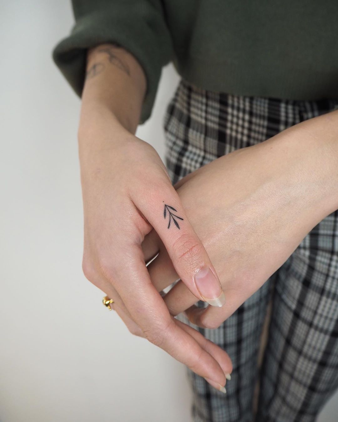 Girl Finger Tattoo Ideas (8)