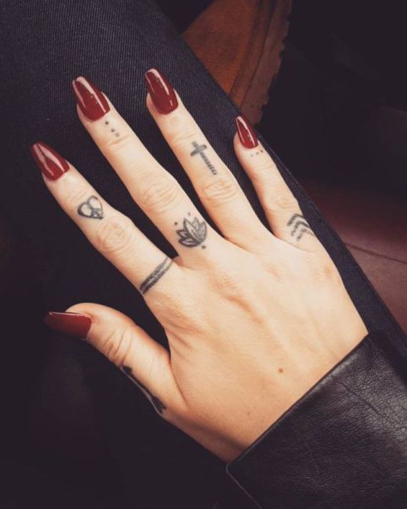 Tattoo On Ring Finger Meaning (11)