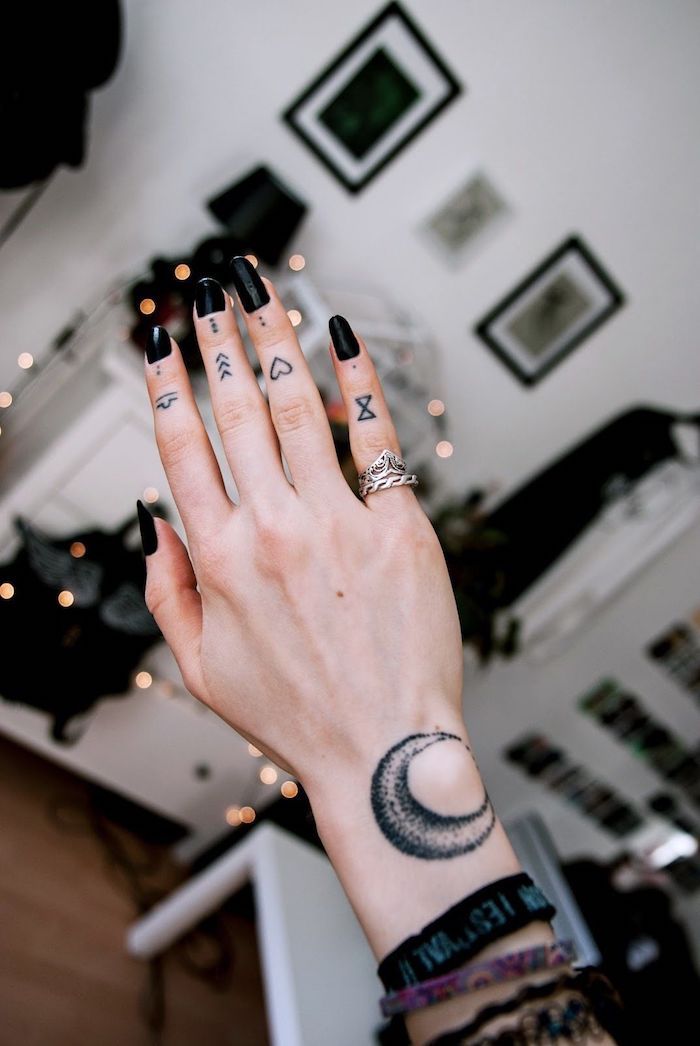 Tattoos On Fingers Meaning (1)