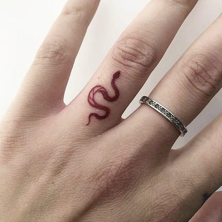 Tattoos On Fingers Meaning (2)