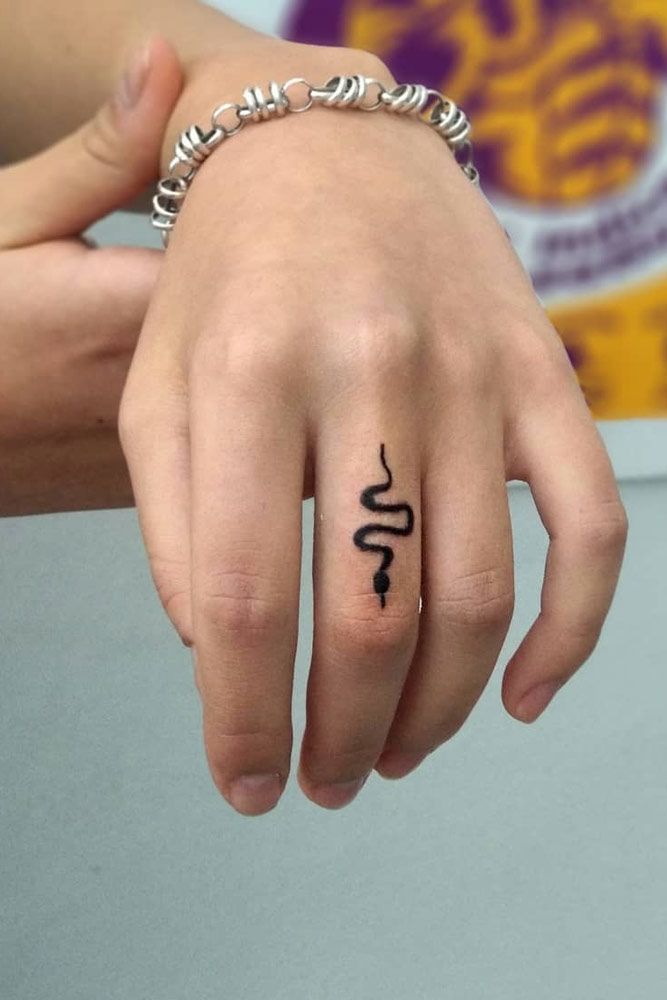 Tattoos On Fingers Meaning (3)