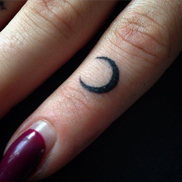 Tattoos On Fingers Meaning (5)