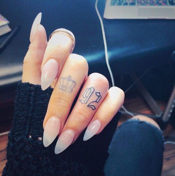 Tattoos On Fingers Meaning (7)