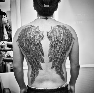 Angel Wing Tattoo-Ideen für Männer zurück