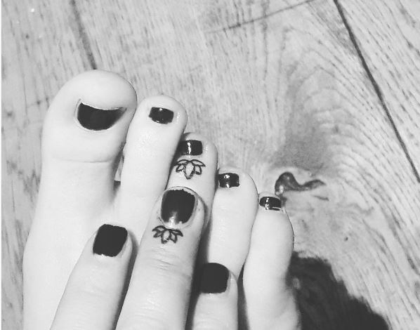 Black And White Toe Tattoos Pics