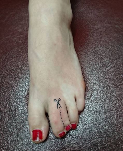 Seasor Tattoos Design On Foot Middle Finger