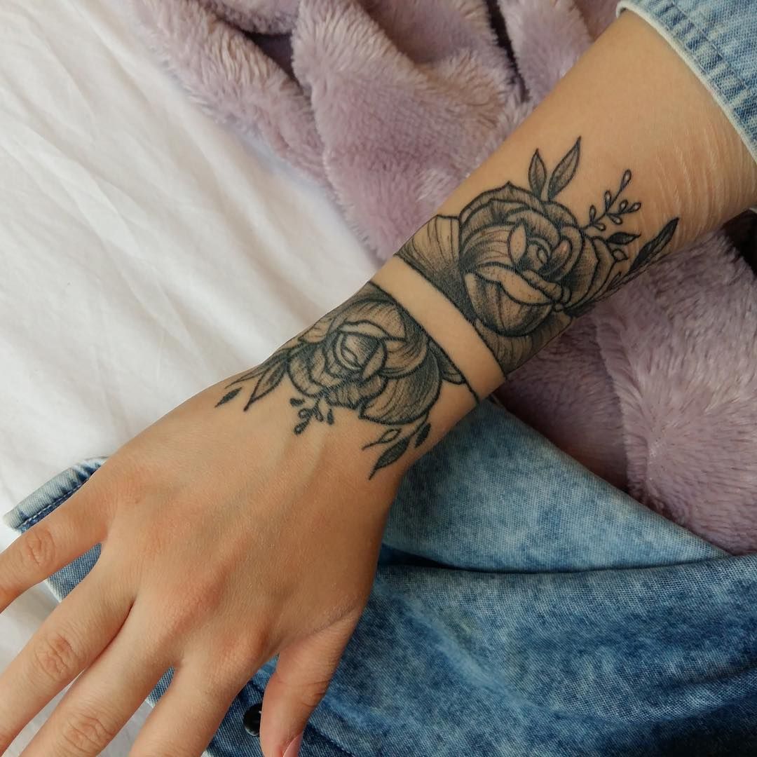 Female Wrist Tattoo Ideas Small Designs (122)