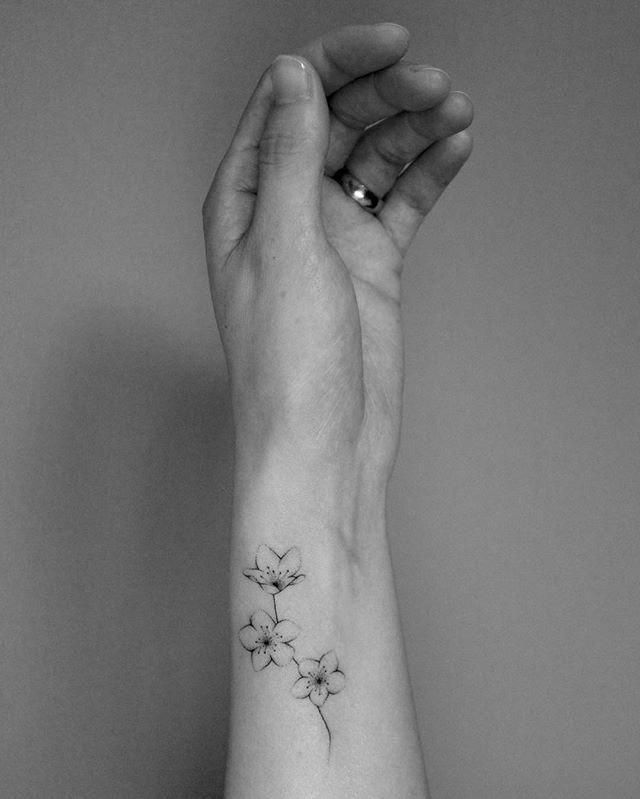 Female Wrist Tattoo Ideas Small Designs (37)