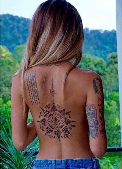 Back Of Neck Tattoos For Women (32)
