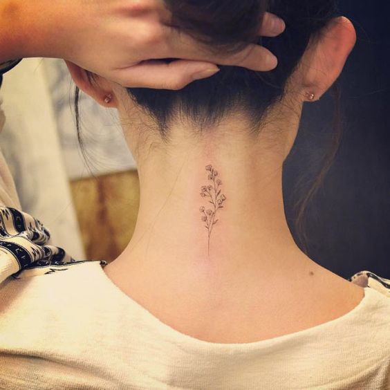 Back Of Neck Tattoos For Women (36)