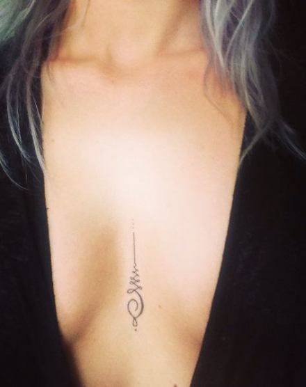 Female Chest Tattoo Pictures Ideas (15)