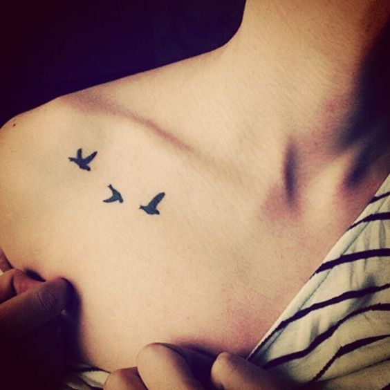 Female Chest Tattoo Pictures Ideas (91)