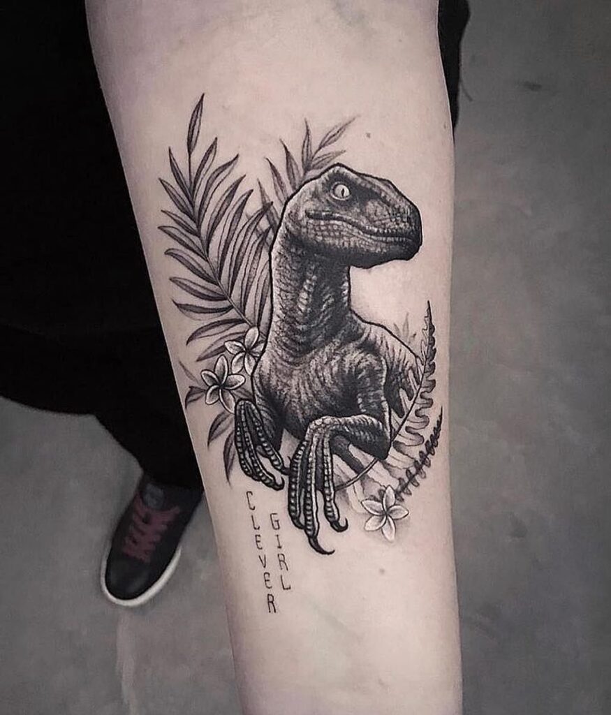 Тату динозавр на руке