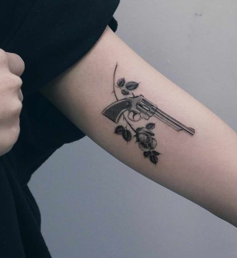 tatuaje de pistola 100