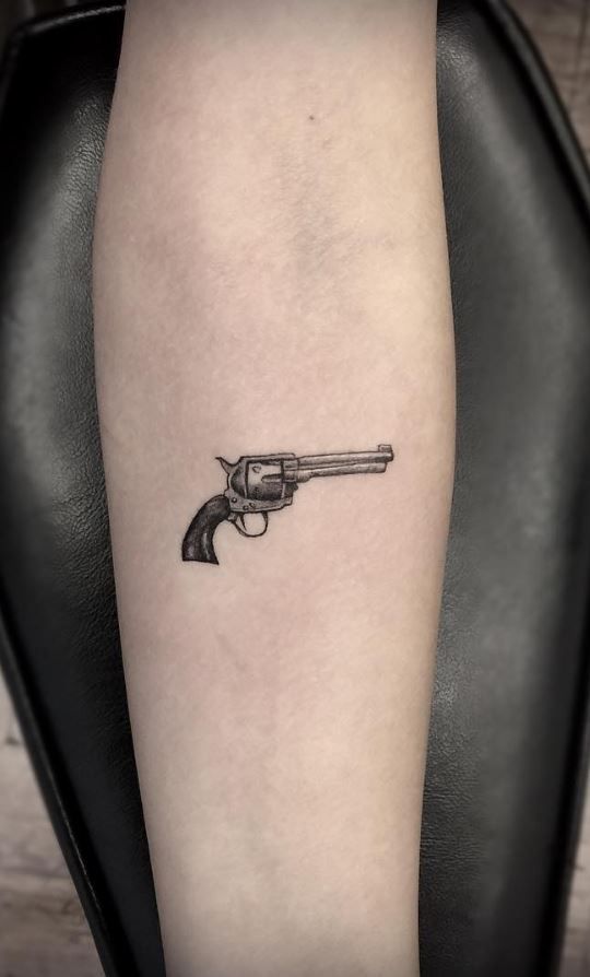 Tatuaje de pistola 105