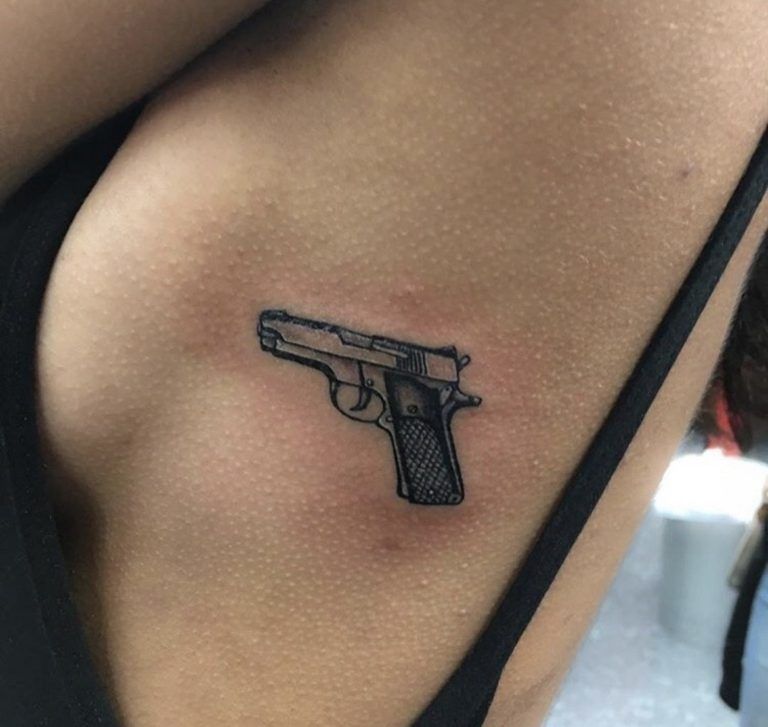 Tatuaje de pistola 109