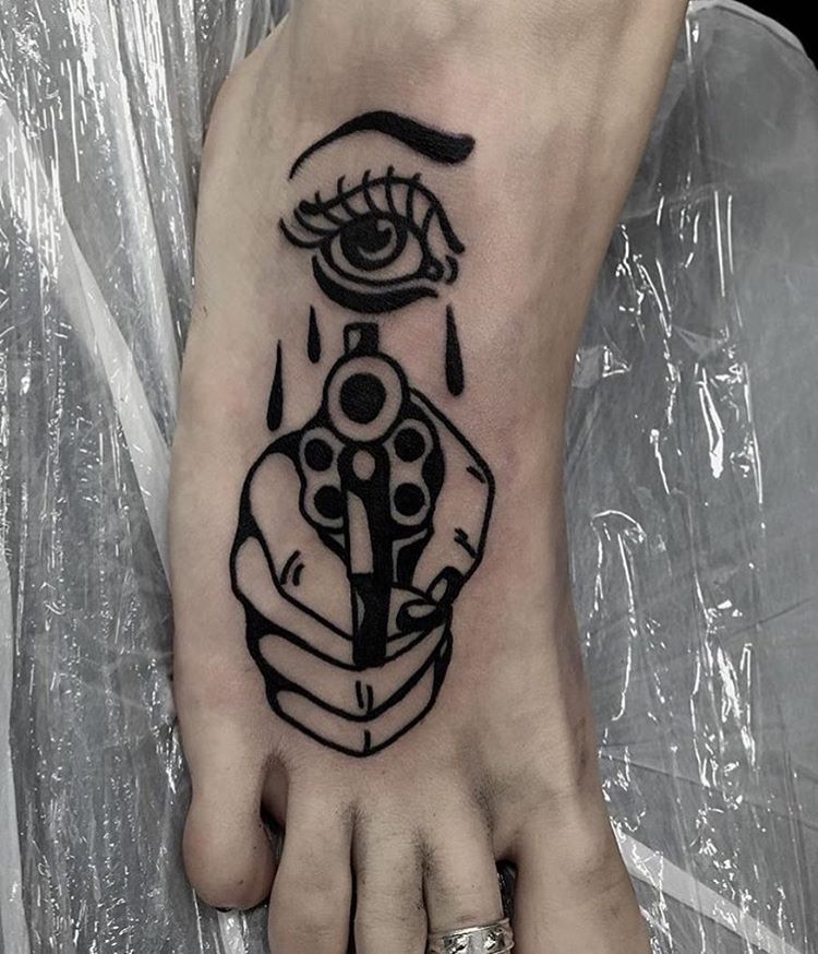 tatuaje de pistola 111