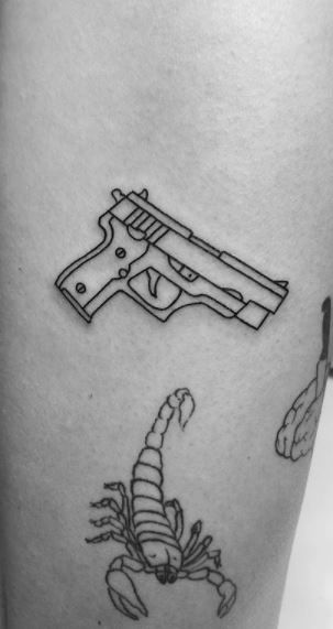Tatuaje de pistola 118