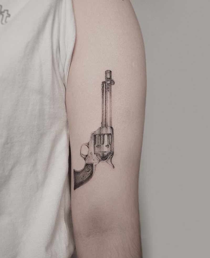 Tatuaje de pistola 133