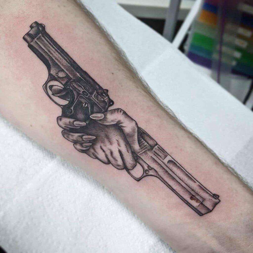 Tatuaje de pistola 136