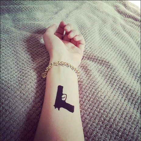 Tatuaje de pistola 137