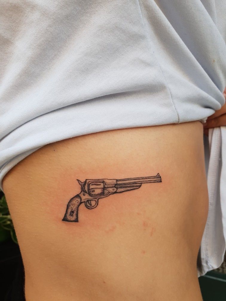 Tatuaje de pistola 140