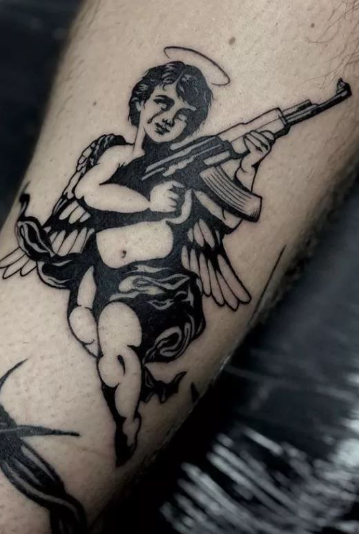 Tatuaje de pistola 143