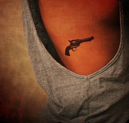 Tatuaje de pistola 151