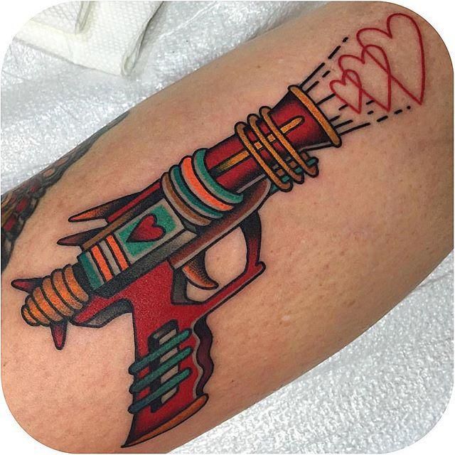 Tatuaje de pistola 165
