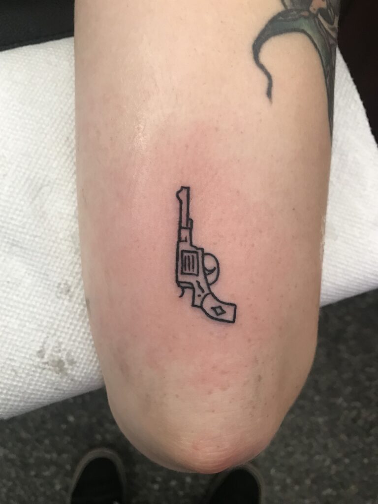 Tatuaje de pistola 169