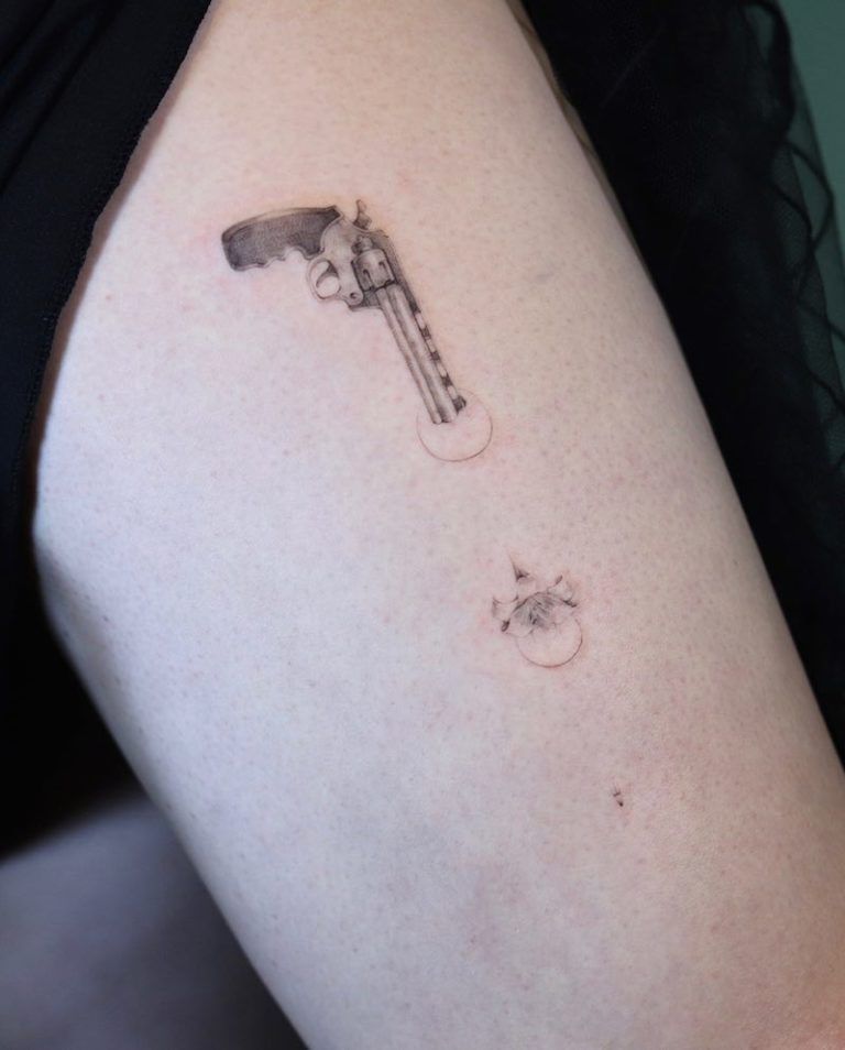 Tatuaje de pistola 171