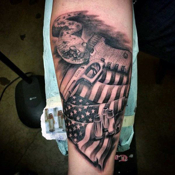 Tatuaje de pistola 173
