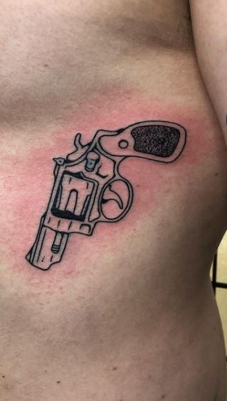 Tatuaje de pistola 174