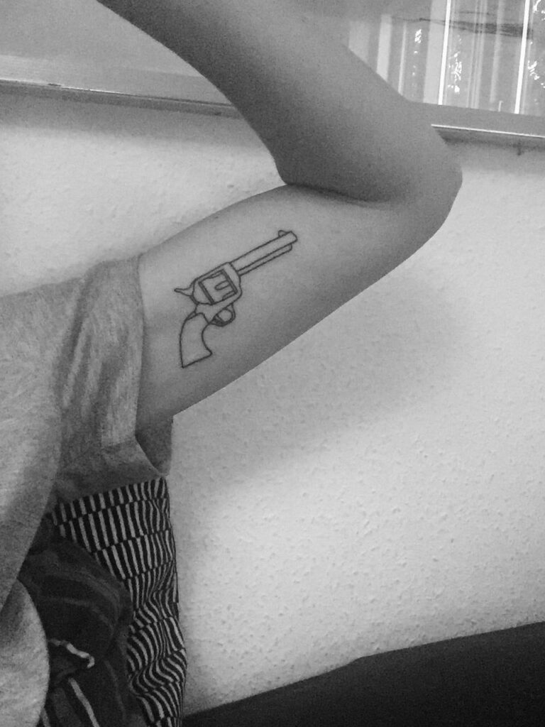 tatuaje de pistola 183