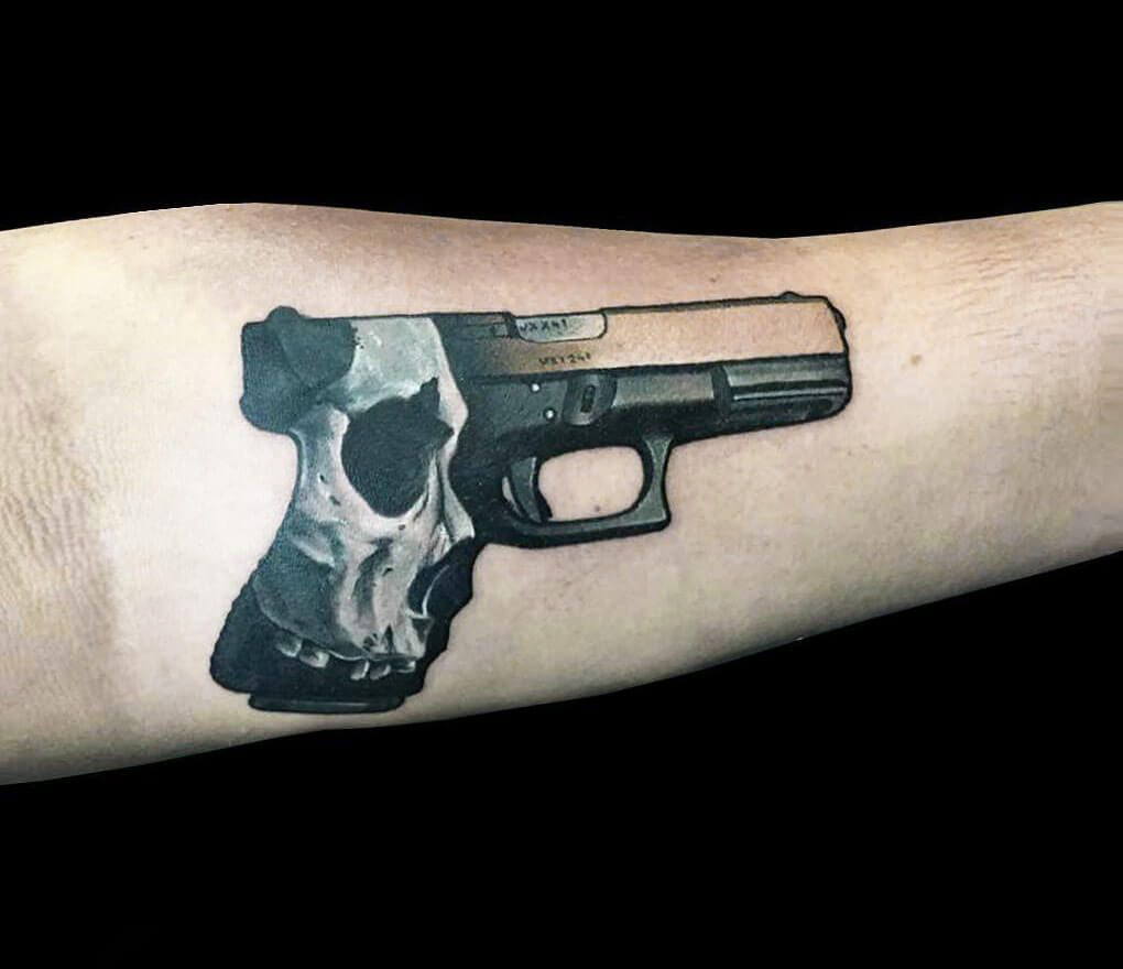 tatuaje de pistola 184