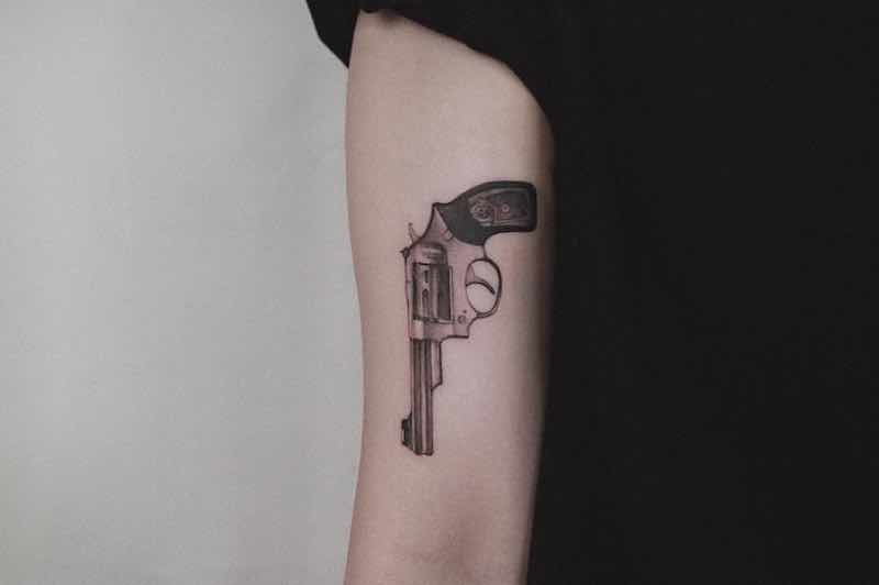 tatuaje de pistola 192