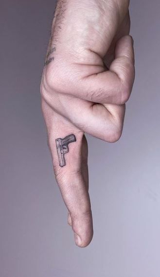tatuaje de pistola 24