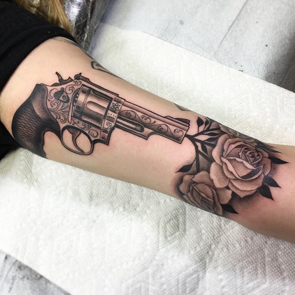 tatuaje de pistola 36