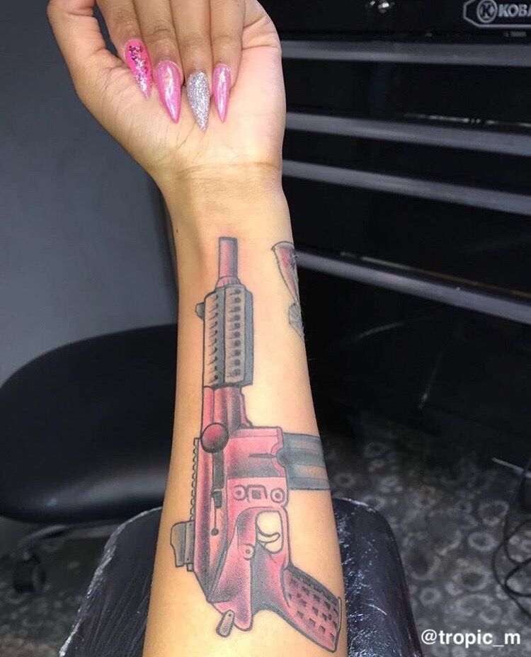 tatuaje de pistola 40