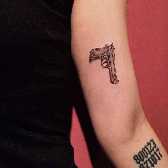 tatuaje de pistola 46