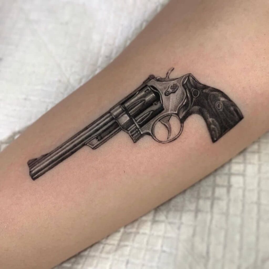 tatuaje de pistola 6
