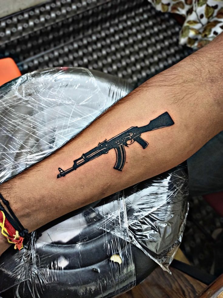 tatuaje de pistola 62