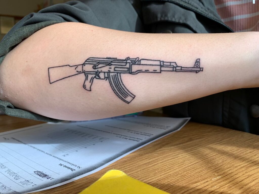 tatuaje de pistola 63