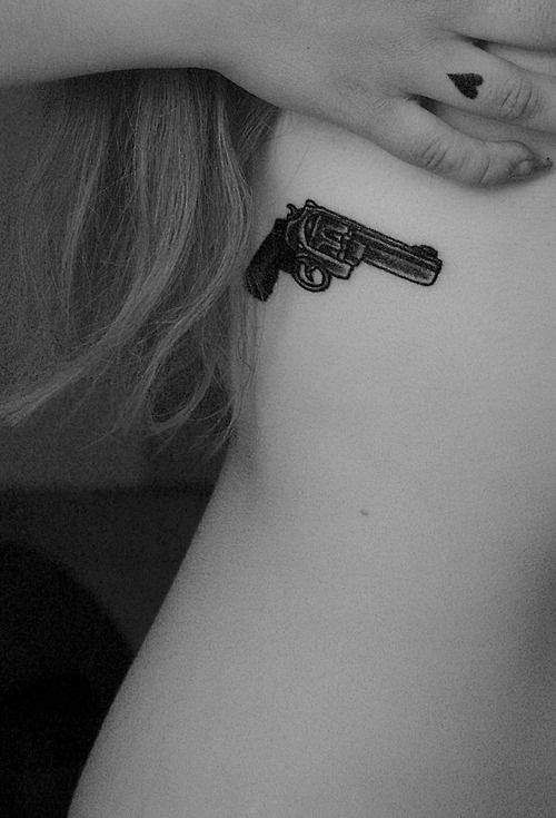 tatuaje de pistola 65